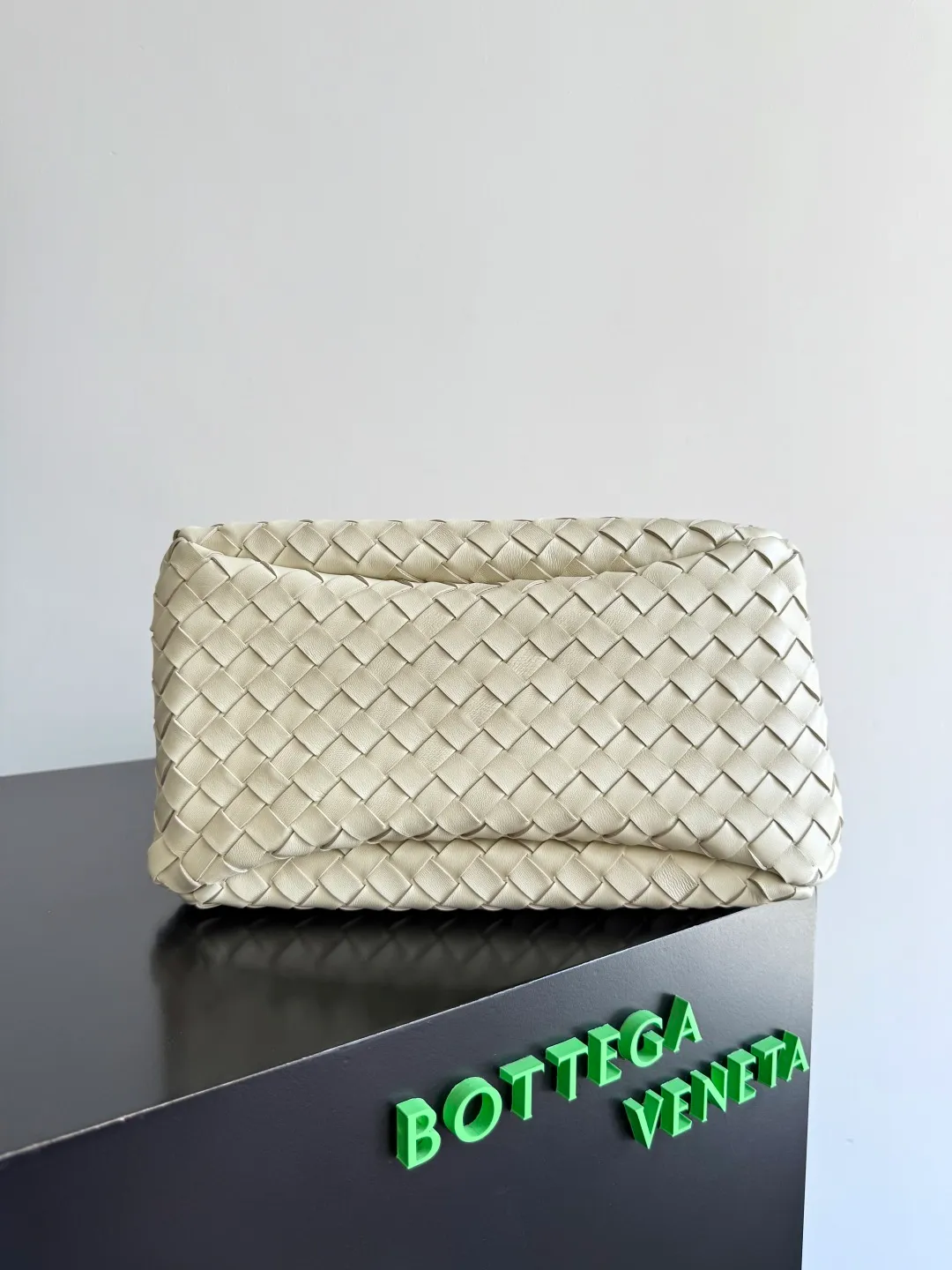 Batch 2160 new products are coming! BOTTEGA VENETA Bottega Veneta's 2025 new Campana shoulder bag is on the market~ First of all, I would like to praise the weight of this bag. As a not too small bag, it is very light for daily use. For people like me who need to carry a lot of belongings when going out, this advantage is great, and it greatly reduces the burden of traveling. 🛍️The shape is a bit like a combination of parachute and jodie. The blunt triangle shape is cute and honest. Carrying it on your back when going shopping is a good mood accelerator. The handles and body of the bag are both classic weaves. A tie is added to the original open design. If it is not tied up, the bag will look like a small vegetable basket when carried. Style number: 844249 Size: 33*20*16.5cm